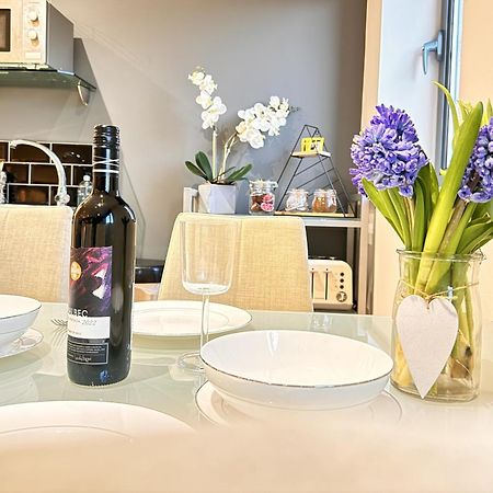 Perfectly Located City Centre Studio Apartment - West One With Free Wifi, Gym Access, Netflix Sheffield Bagian luar foto
