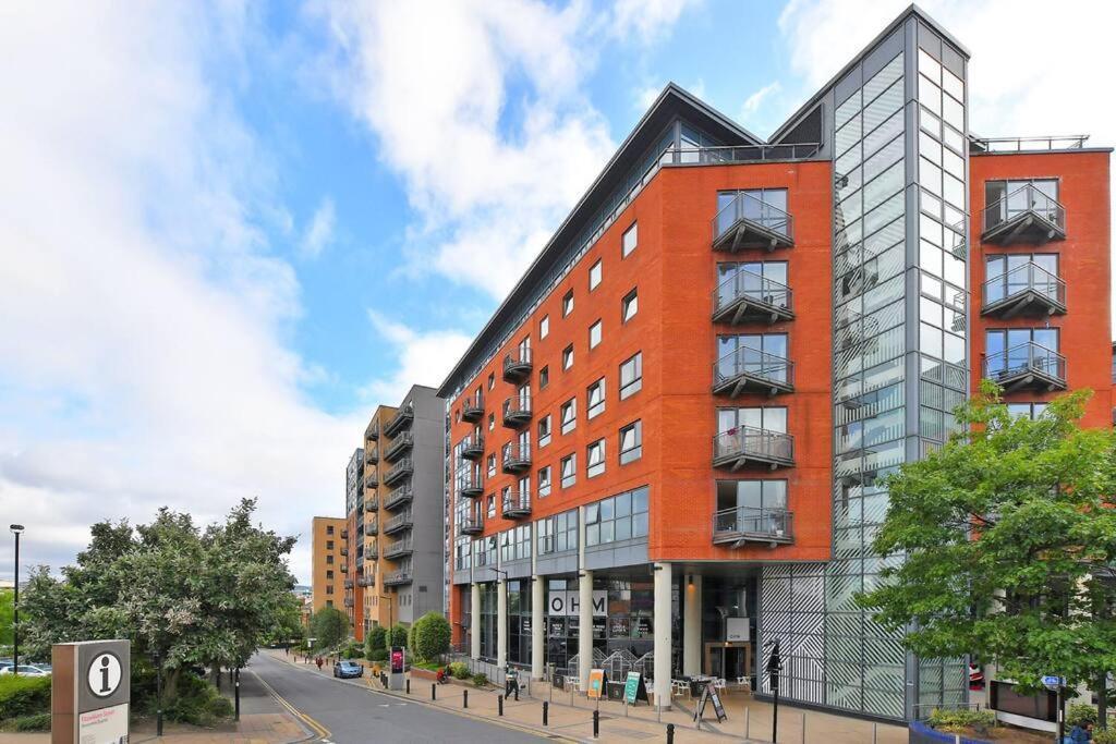 Perfectly Located City Centre Studio Apartment - West One With Free Wifi, Gym Access, Netflix Sheffield Bagian luar foto
