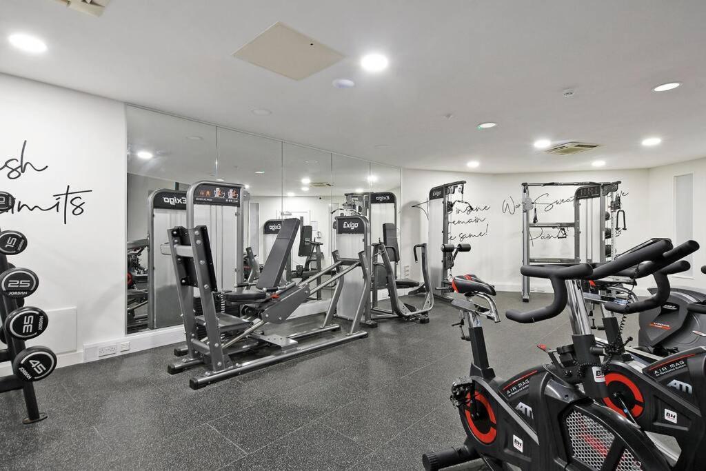 Perfectly Located City Centre Studio Apartment - West One With Free Wifi, Gym Access, Netflix Sheffield Bagian luar foto
