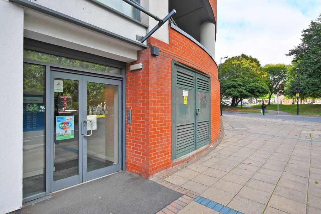 Perfectly Located City Centre Studio Apartment - West One With Free Wifi, Gym Access, Netflix Sheffield Bagian luar foto