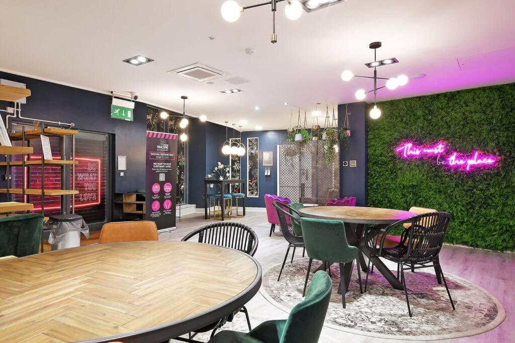 Perfectly Located City Centre Studio Apartment - West One With Free Wifi, Gym Access, Netflix Sheffield Bagian luar foto