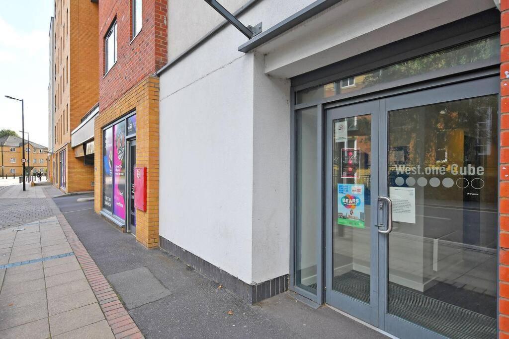 Perfectly Located City Centre Studio Apartment - West One With Free Wifi, Gym Access, Netflix Sheffield Bagian luar foto