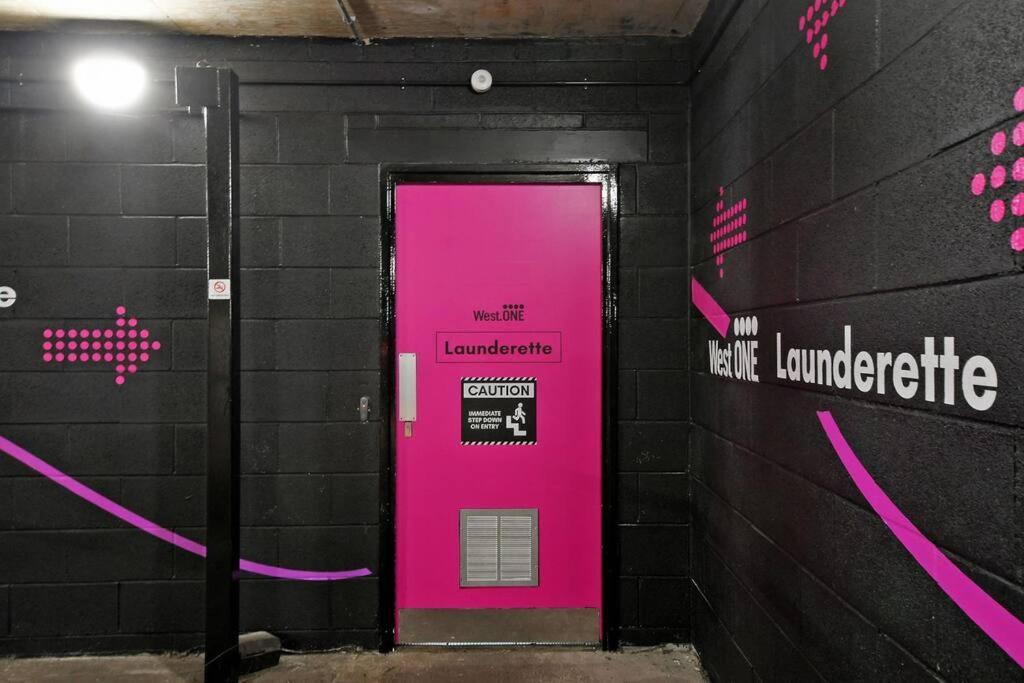 Perfectly Located City Centre Studio Apartment - West One With Free Wifi, Gym Access, Netflix Sheffield Bagian luar foto