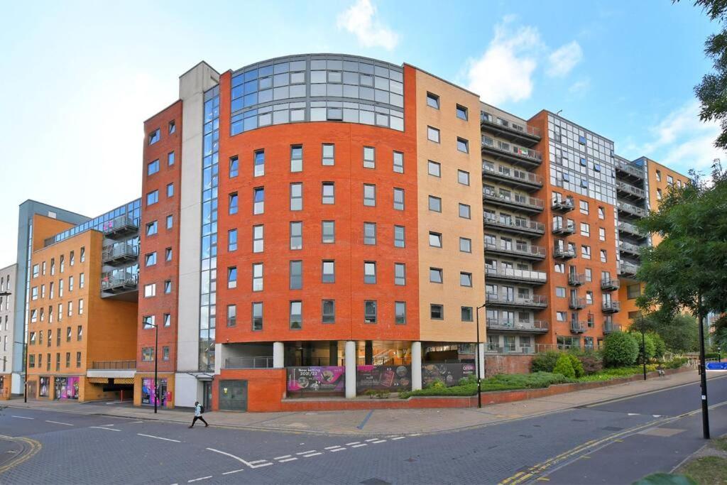 Perfectly Located City Centre Studio Apartment - West One With Free Wifi, Gym Access, Netflix Sheffield Bagian luar foto
