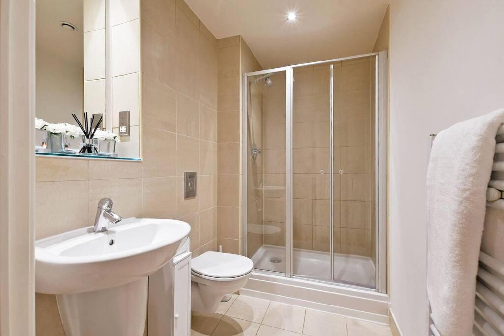 Perfectly Located City Centre Studio Apartment - West One With Free Wifi, Gym Access, Netflix Sheffield Bagian luar foto