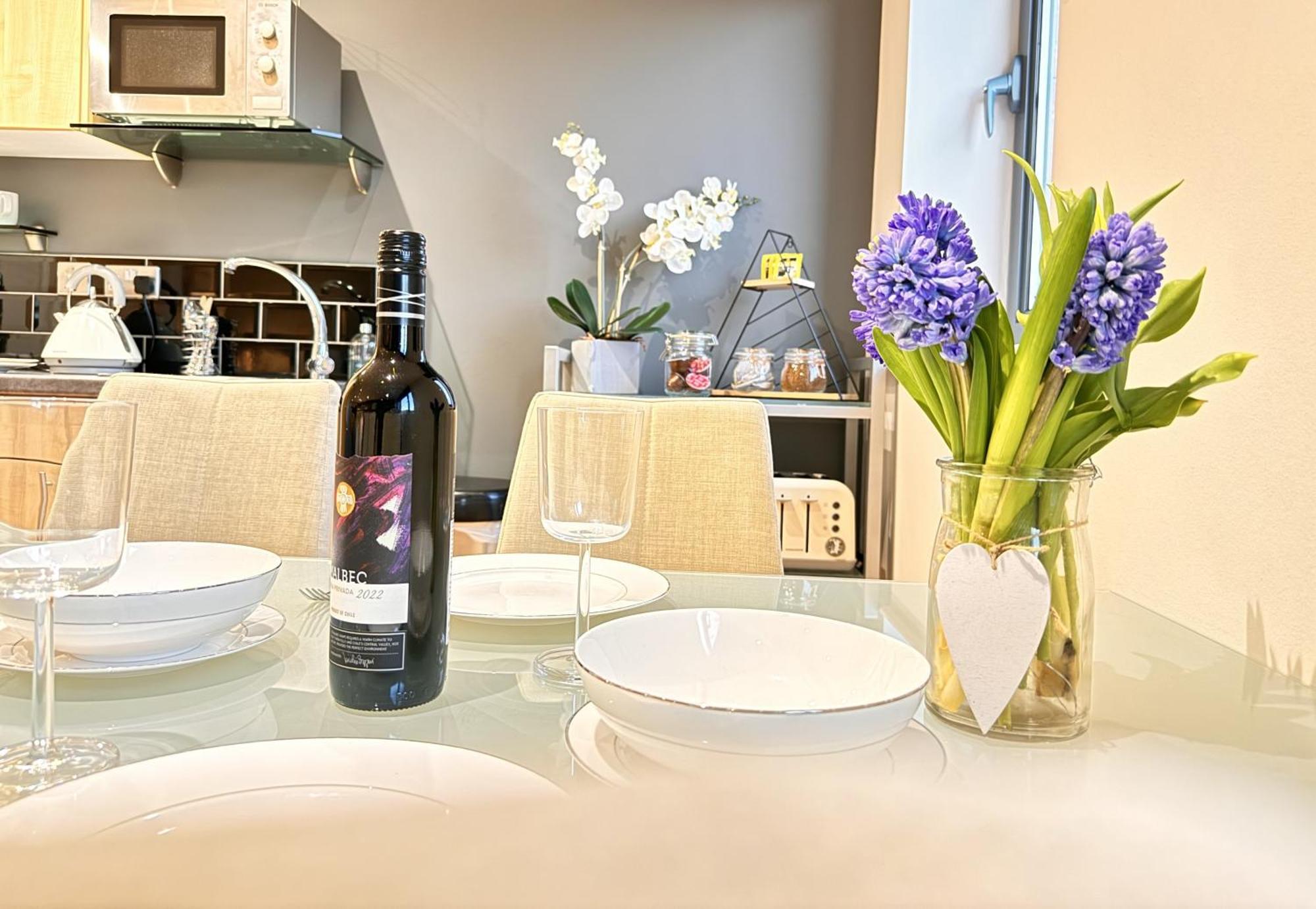 Perfectly Located City Centre Studio Apartment - West One With Free Wifi, Gym Access, Netflix Sheffield Bagian luar foto