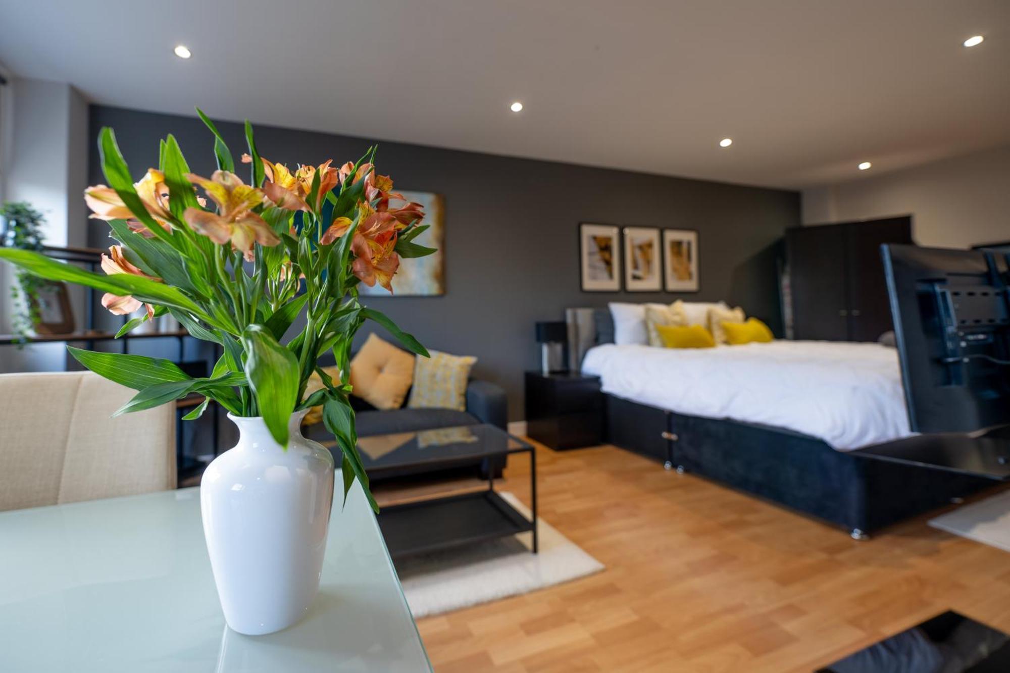 Perfectly Located City Centre Studio Apartment - West One With Free Wifi, Gym Access, Netflix Sheffield Bagian luar foto