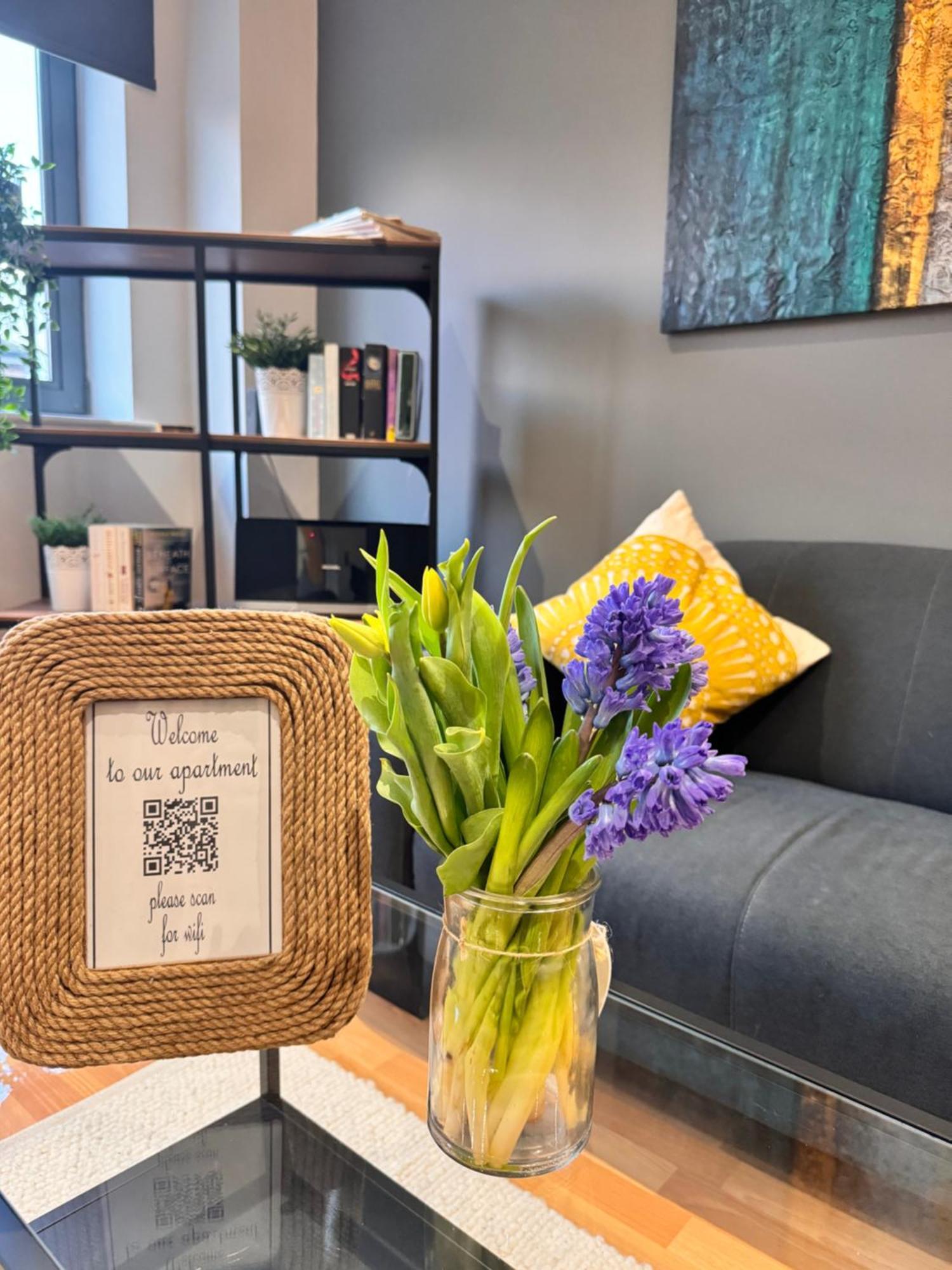 Perfectly Located City Centre Studio Apartment - West One With Free Wifi, Gym Access, Netflix Sheffield Bagian luar foto