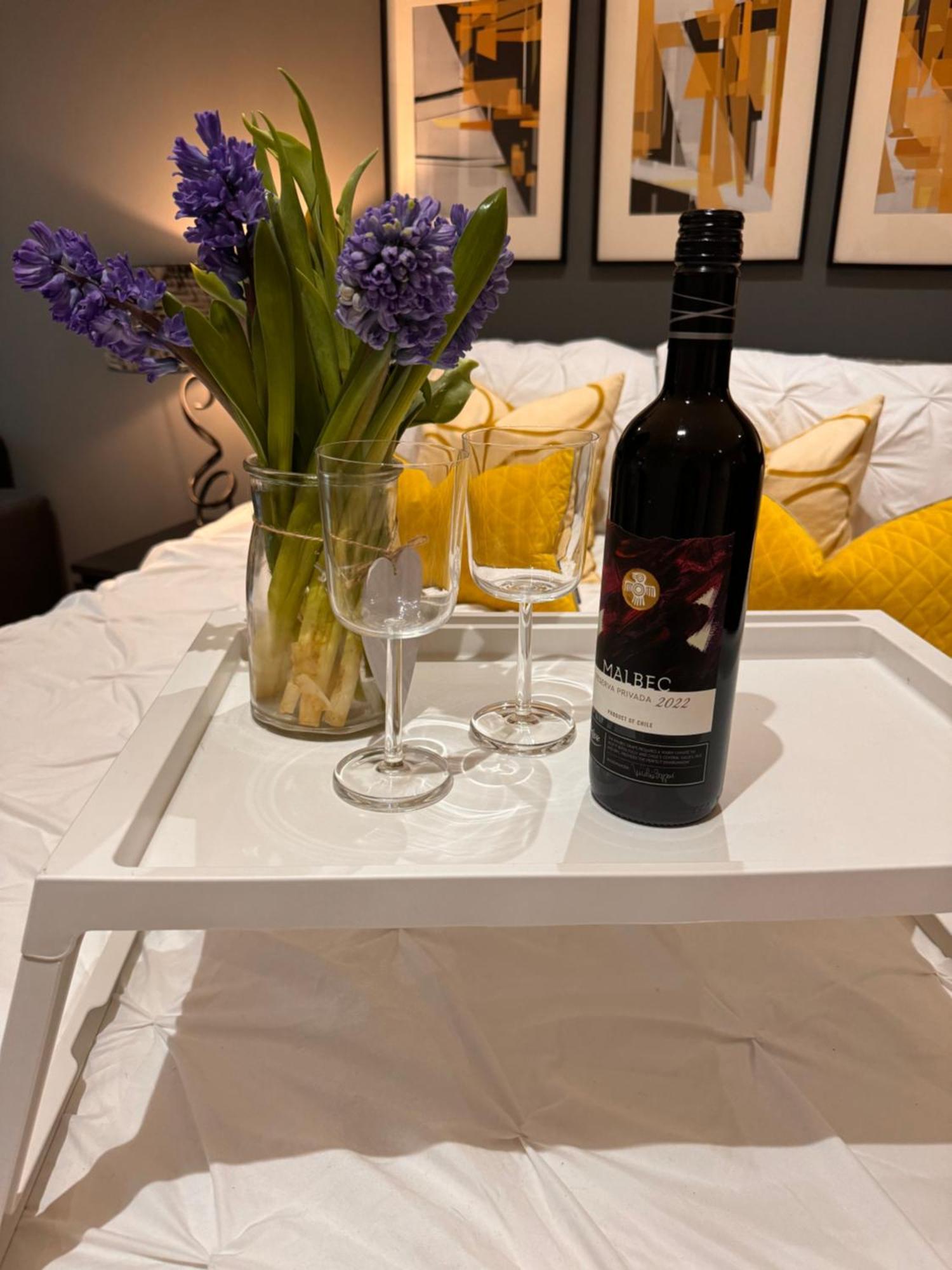 Perfectly Located City Centre Studio Apartment - West One With Free Wifi, Gym Access, Netflix Sheffield Bagian luar foto